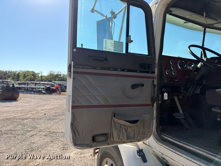 image for item FN5895 1996 International 9200 semi truck