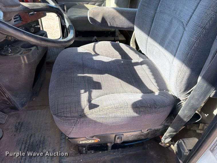 image for item FN5895 1996 International 9200 semi truck