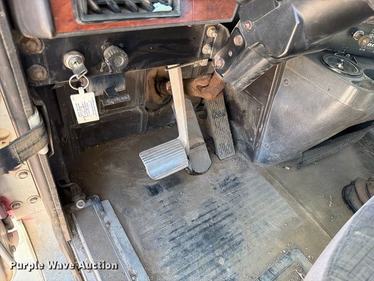 image for item FN5895 1996 International 9200 semi truck