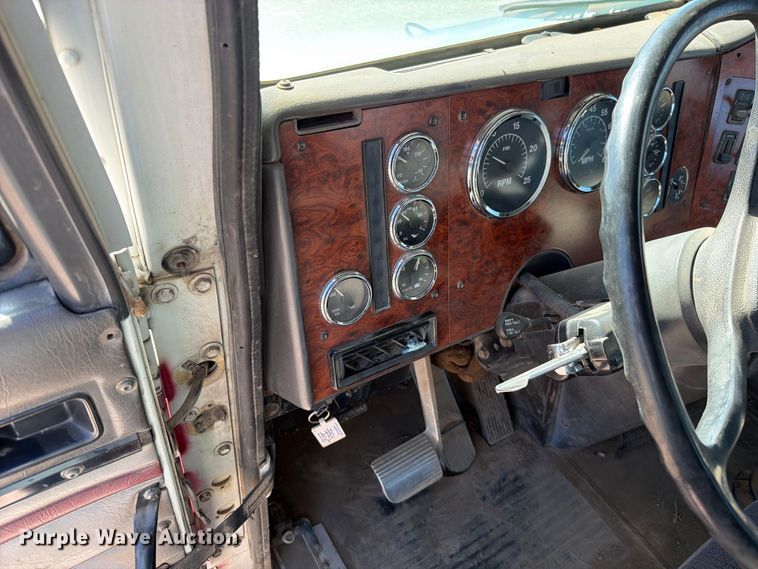 image for item FN5895 1996 International 9200 semi truck