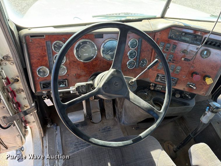 image for item FN5895 1996 International 9200 semi truck