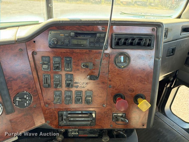 image for item FN5895 1996 International 9200 semi truck