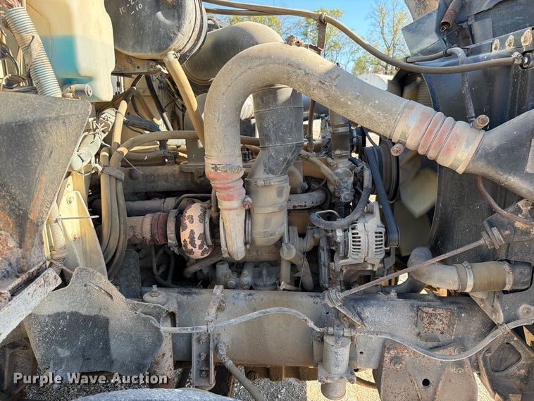 image for item FN5895 1996 International 9200 semi truck