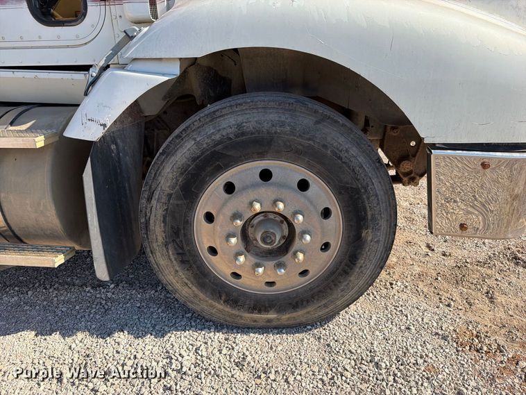 image for item FN5895 1996 International 9200 semi truck