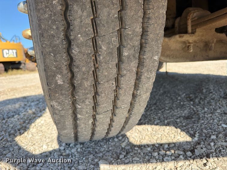 image for item FN5895 1996 International 9200 semi truck