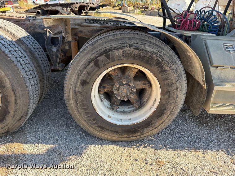 image for item FN5895 1996 International 9200 semi truck
