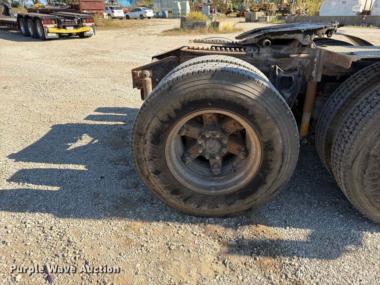 image for item FN5895 1996 International 9200 semi truck
