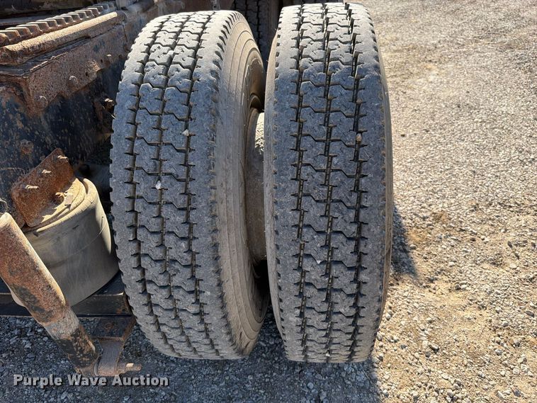 image for item FN5895 1996 International 9200 semi truck