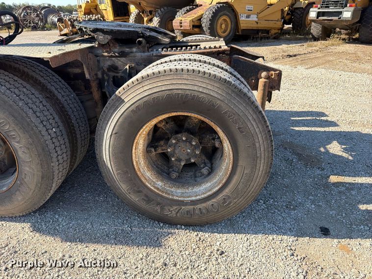 image for item FN5895 1996 International 9200 semi truck