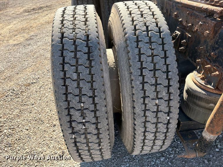 image for item FN5895 1996 International 9200 semi truck