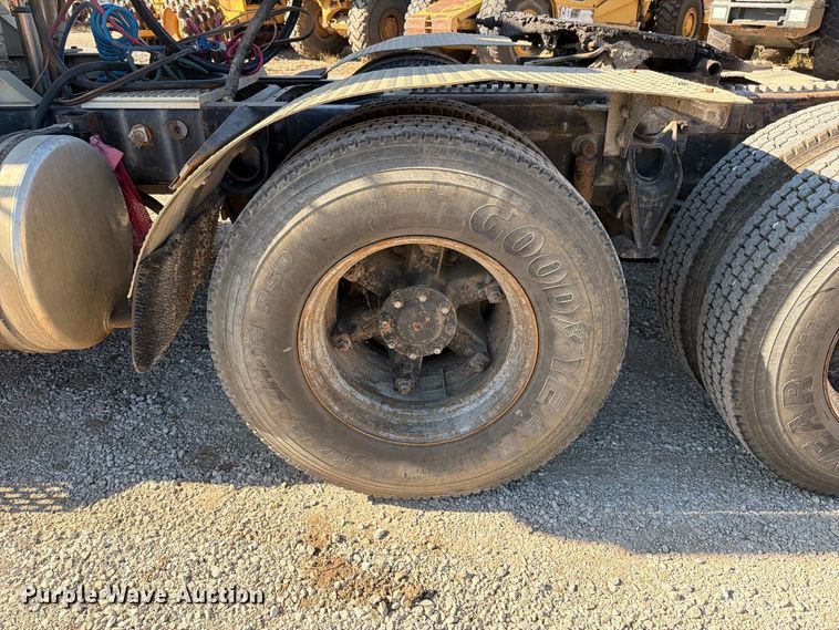 image for item FN5895 1996 International 9200 semi truck