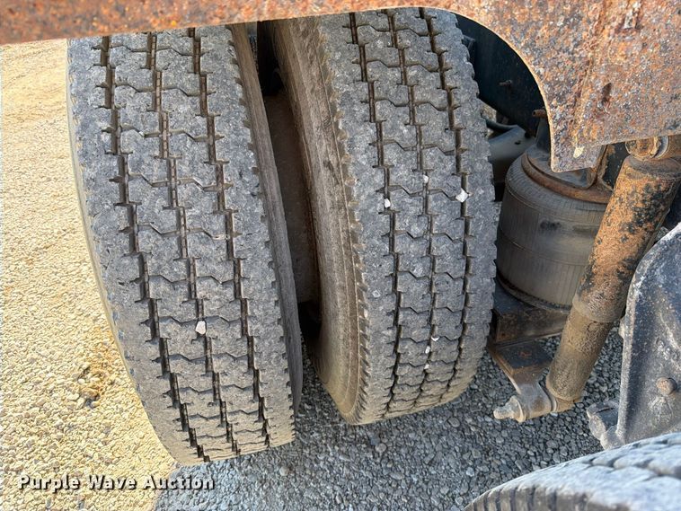 image for item FN5895 1996 International 9200 semi truck