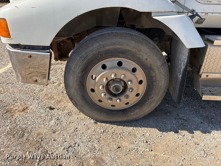 image for item FN5895 1996 International 9200 semi truck