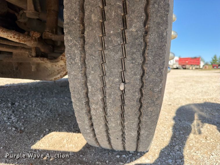 image for item FN5895 1996 International 9200 semi truck