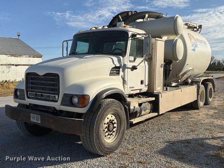 image for item FP3166 2003 Mack CV713 vacuum truck