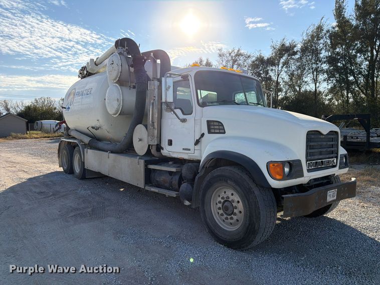 image for item FP3166 2003 Mack CV713 vacuum truck