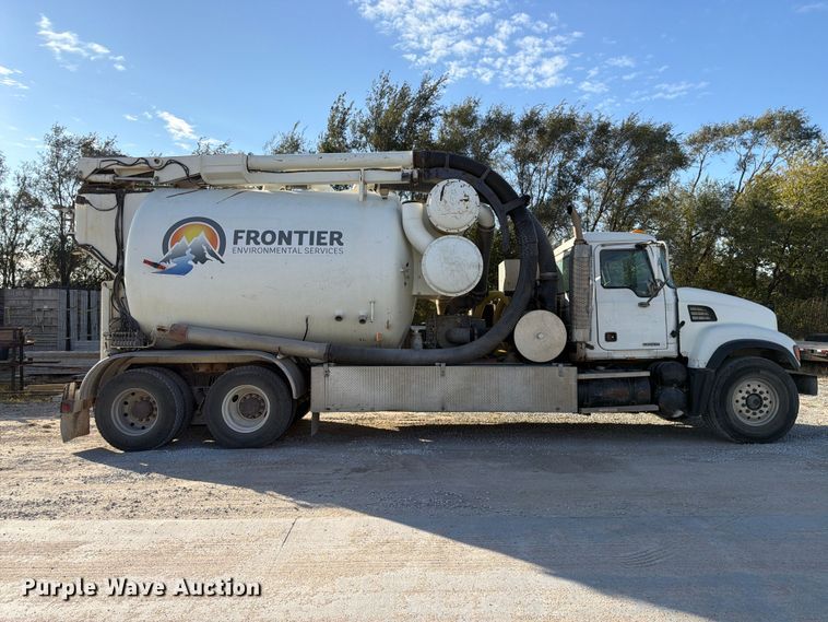 image for item FP3166 2003 Mack CV713 vacuum truck