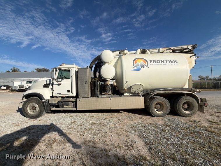 image for item FP3166 2003 Mack CV713 vacuum truck