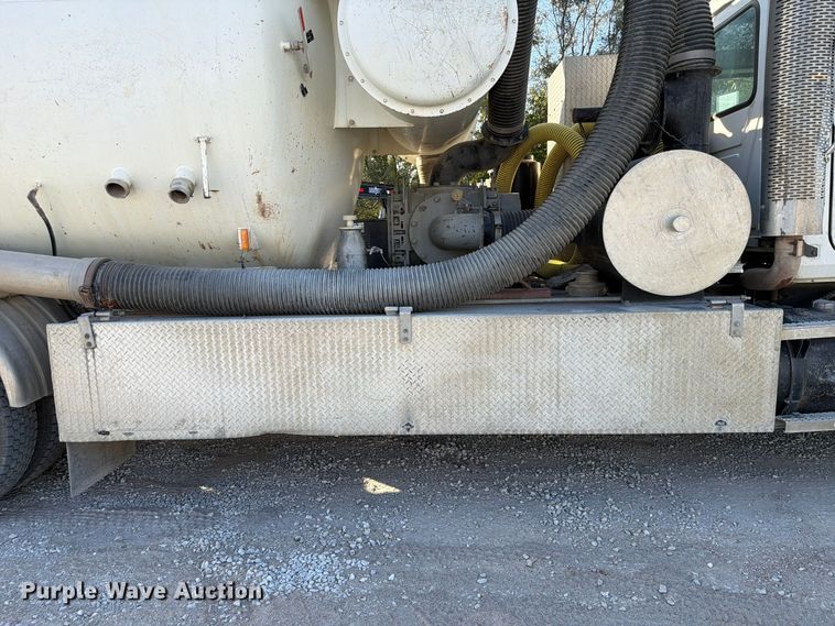 image for item FP3166 2003 Mack CV713 vacuum truck