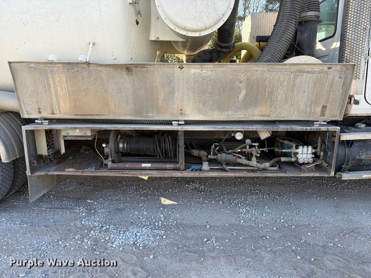 image for item FP3166 2003 Mack CV713 vacuum truck