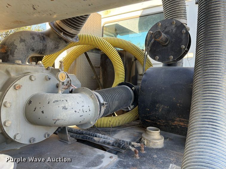 image for item FP3166 2003 Mack CV713 vacuum truck