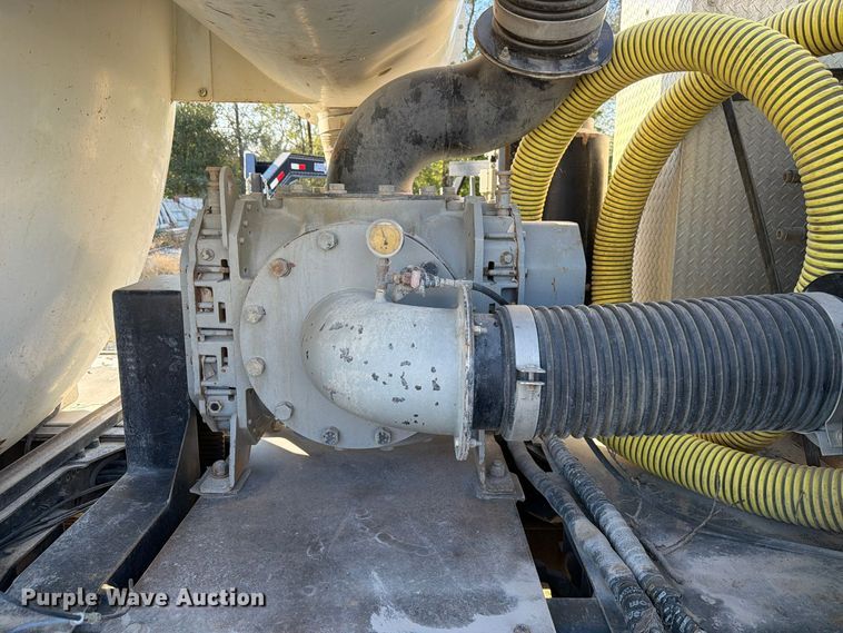 image for item FP3166 2003 Mack CV713 vacuum truck