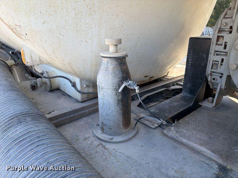 image for item FP3166 2003 Mack CV713 vacuum truck