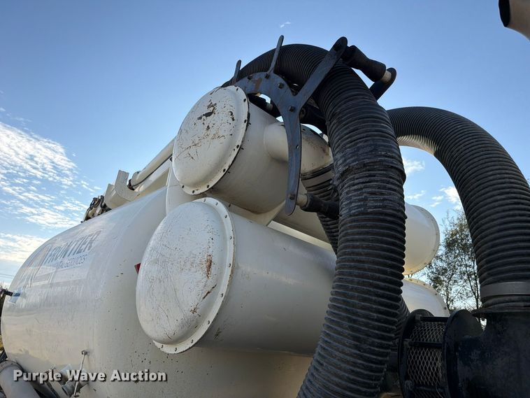 image for item FP3166 2003 Mack CV713 vacuum truck