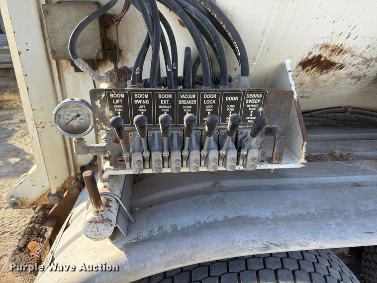image for item FP3166 2003 Mack CV713 vacuum truck