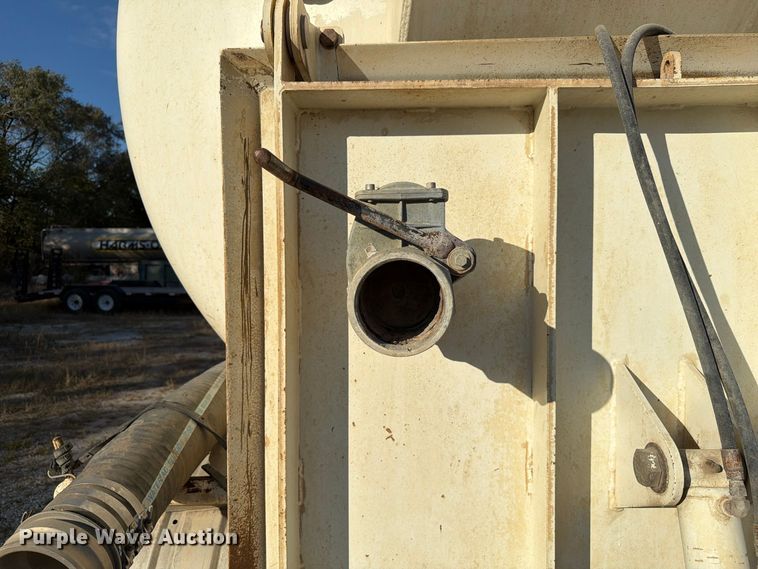 image for item FP3166 2003 Mack CV713 vacuum truck