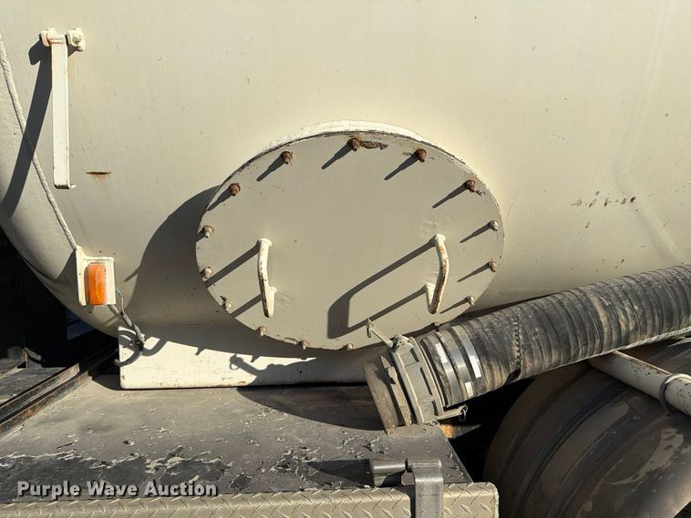 image for item FP3166 2003 Mack CV713 vacuum truck
