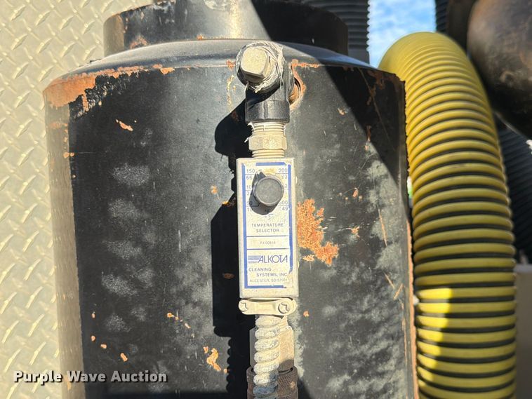 image for item FP3166 2003 Mack CV713 vacuum truck