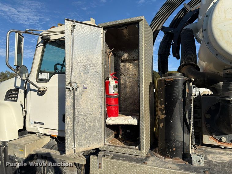 image for item FP3166 2003 Mack CV713 vacuum truck