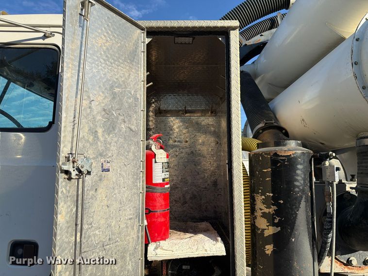 image for item FP3166 2003 Mack CV713 vacuum truck