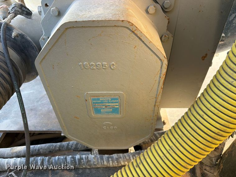 image for item FP3166 2003 Mack CV713 vacuum truck