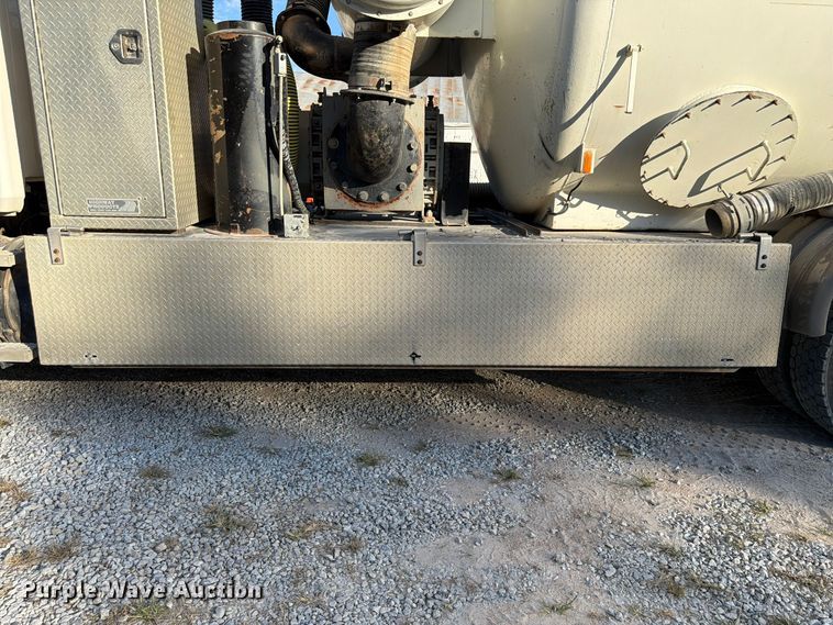 image for item FP3166 2003 Mack CV713 vacuum truck