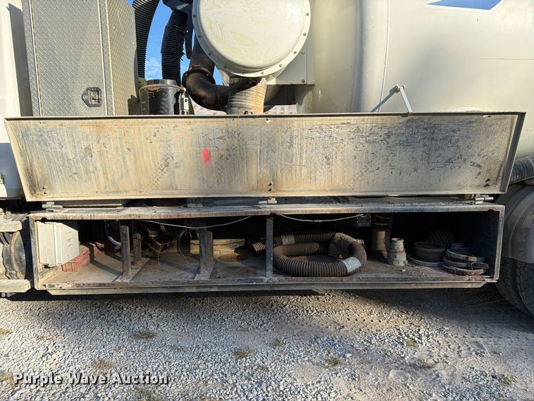 image for item FP3166 2003 Mack CV713 vacuum truck