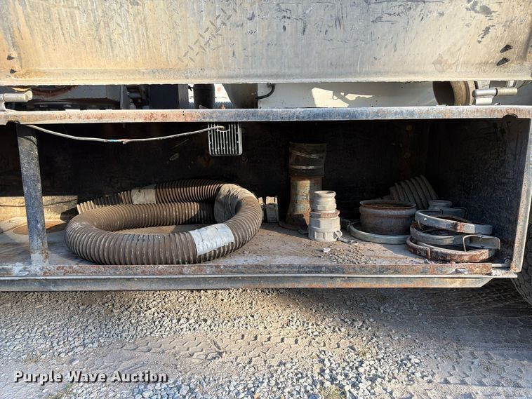 image for item FP3166 2003 Mack CV713 vacuum truck