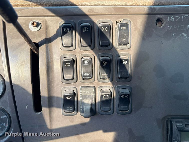 image for item FP3166 2003 Mack CV713 vacuum truck