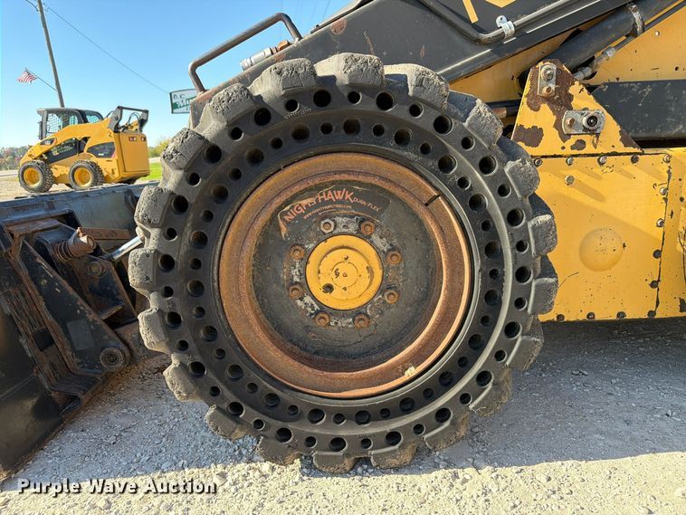 image for item FP3180 1994 New Holland L785 skid steer loader