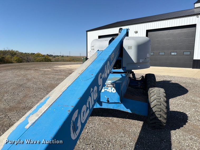 image for item FP3187 1998 Genie S-40 boom lift