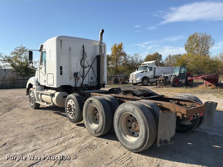 image for item FP3191 2005 Freightliner Columbia semi truck
