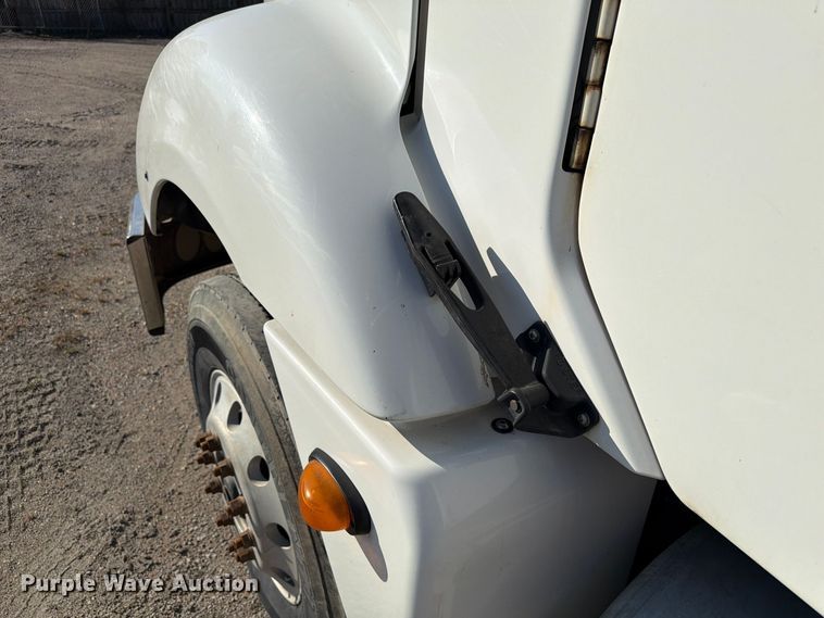 image for item FP3191 2005 Freightliner Columbia semi truck