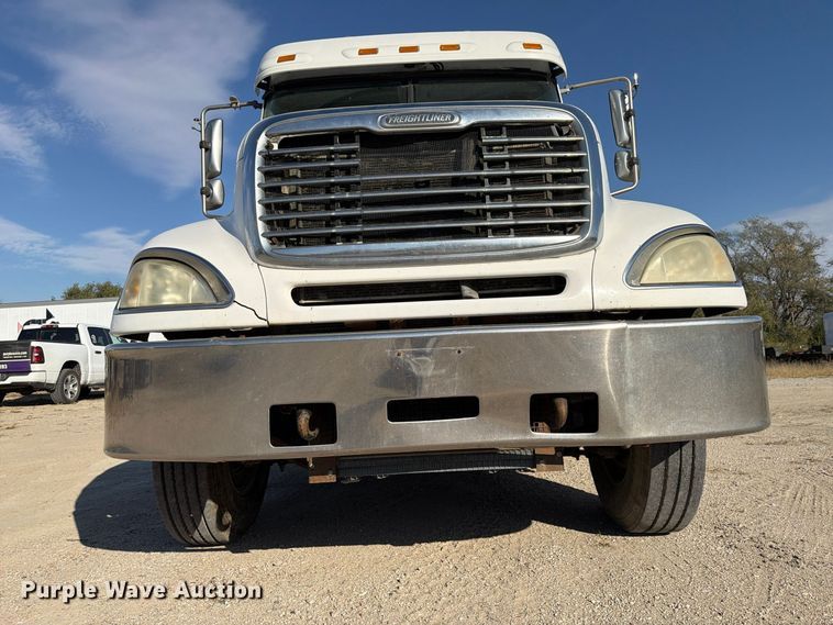 image for item FP3191 2005 Freightliner Columbia semi truck
