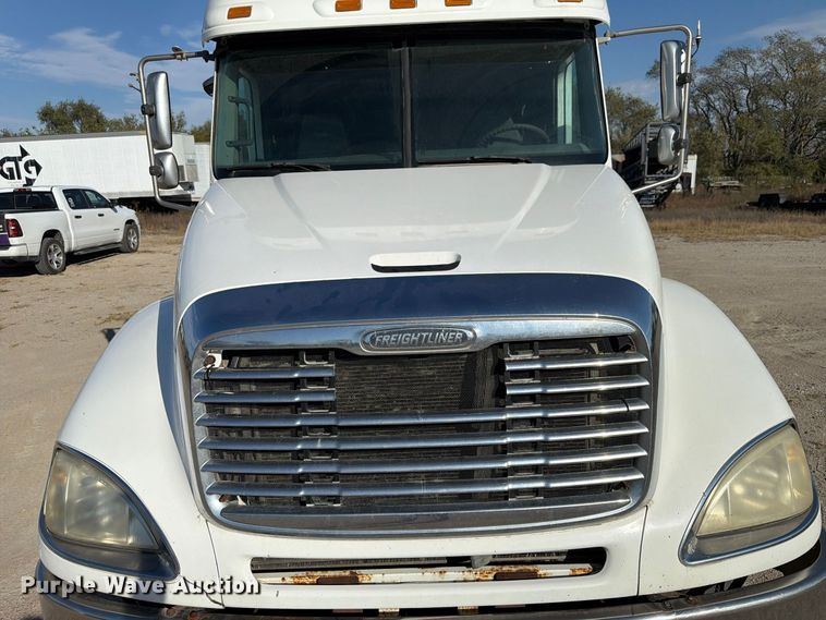 image for item FP3191 2005 Freightliner Columbia semi truck