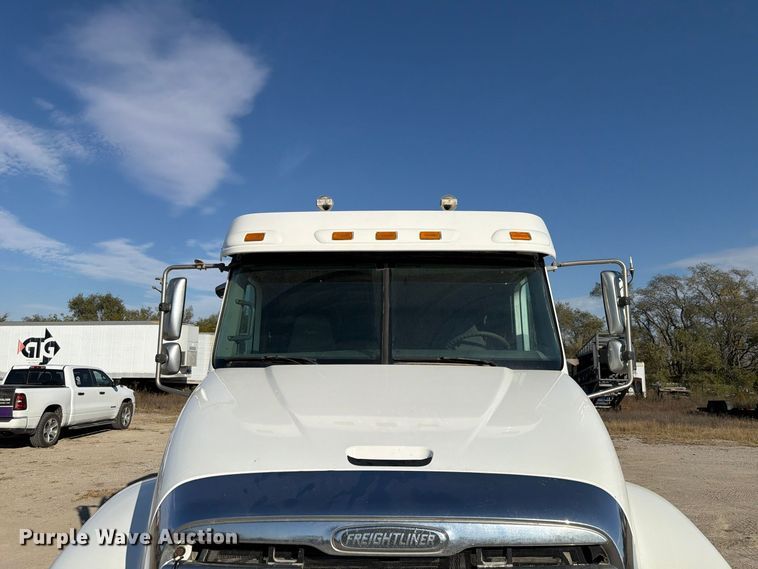 image for item FP3191 2005 Freightliner Columbia semi truck