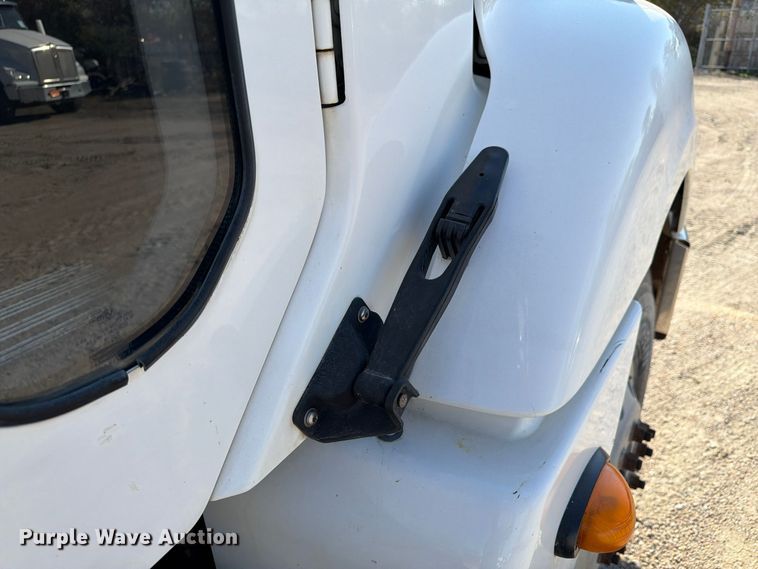 image for item FP3191 2005 Freightliner Columbia semi truck