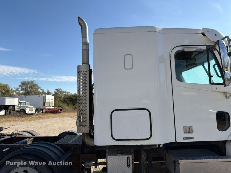 image for item FP3191 2005 Freightliner Columbia semi truck