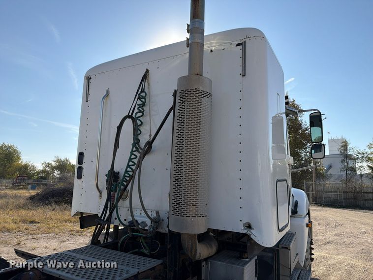 image for item FP3191 2005 Freightliner Columbia semi truck
