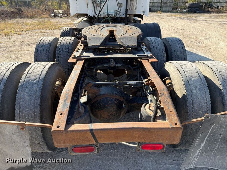 image for item FP3191 2005 Freightliner Columbia semi truck